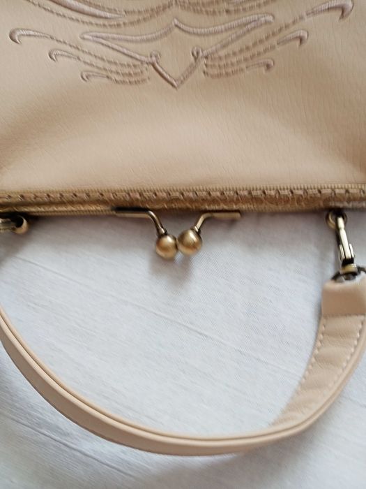 Продам небольшую бежевую сумку.