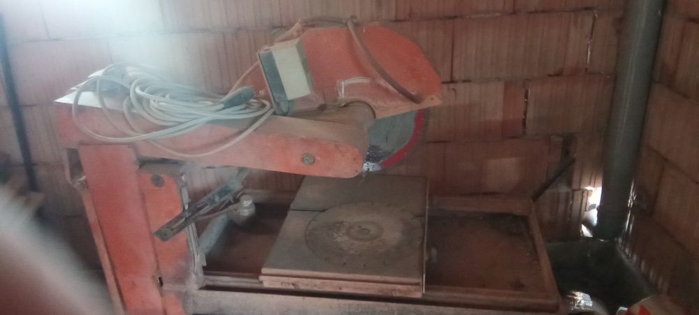 Mașina este folosită doar la o casă !