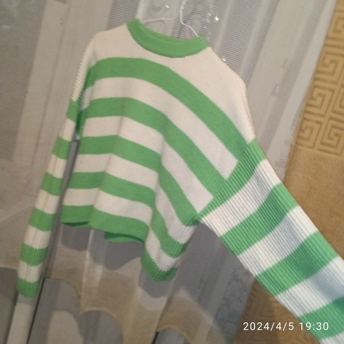 Продам ярко зелёную кофту