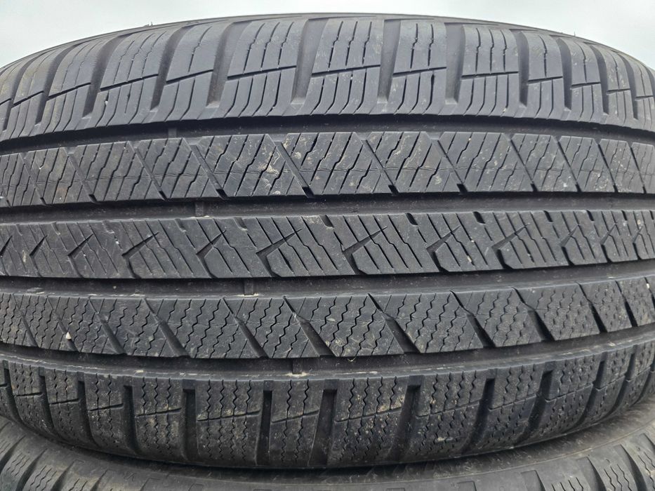 2бр Всесезонни гуми 235 50 19 - Vredestein
