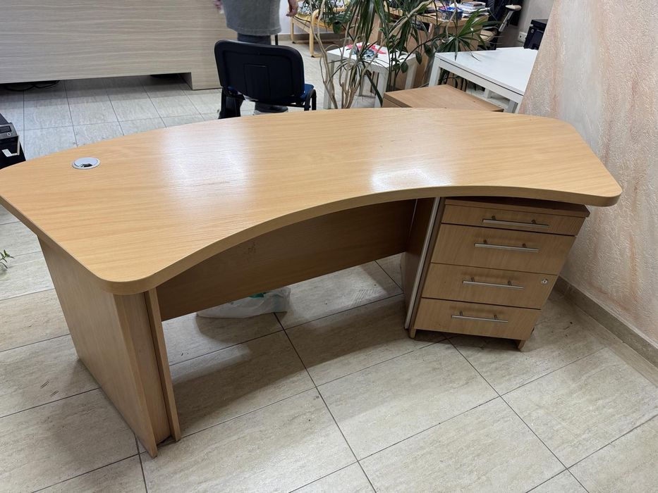 Стилно извито офис бюро с контейнер към него