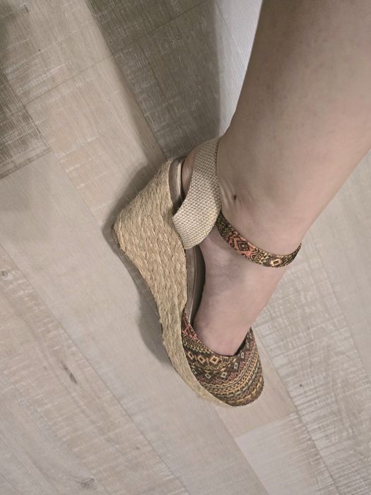 Босоножки на танкетке