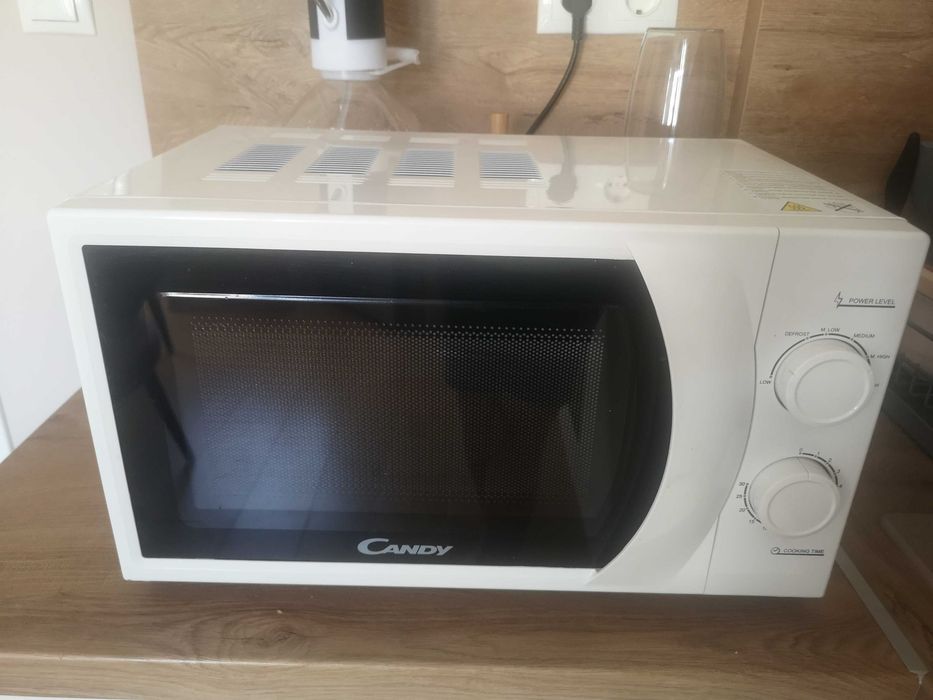 Микровълнова фурна Candy CPMW 2070M – 700 W, отлично състояние