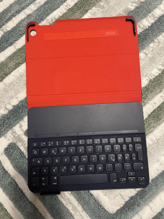 Logitech Ultrathin Keyboard Folio pentru iPad
