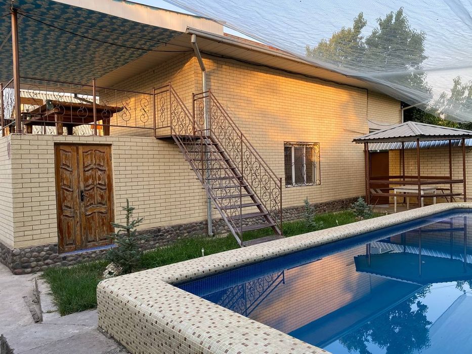 Ozodboshda srochna 9 sotixli 6 xonali dacha sotamiza.