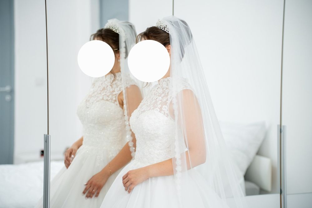 Rochie de mireasă tip prințesă + voal + cerc