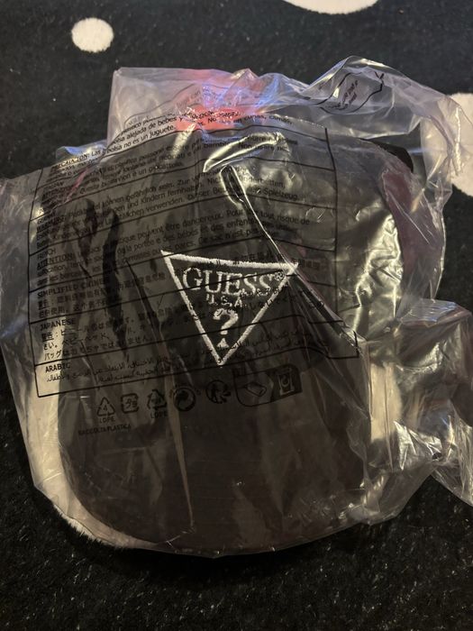 sapca guess ,nouă