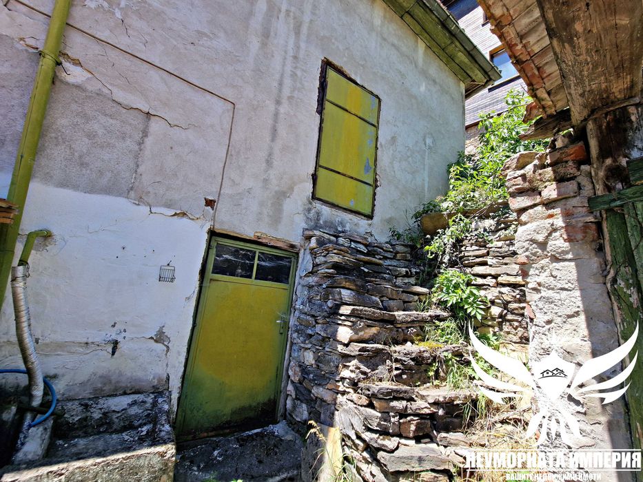 Триетажна къща с постройки 145РЗП с 194кв. в двор село Орехово