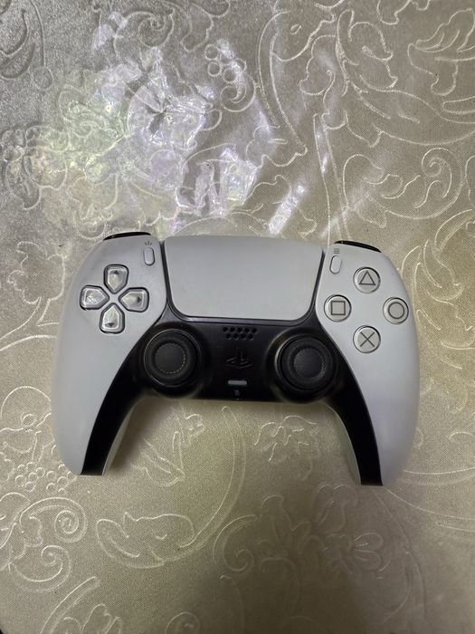 Playstation 5 и 2 джостика