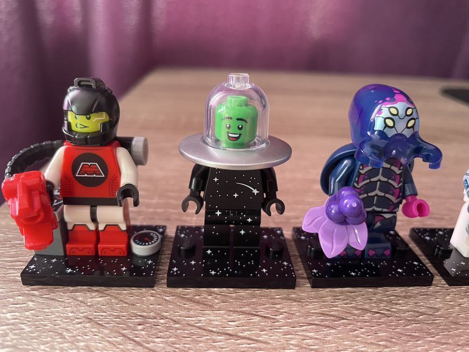 Lego Minifigures 71046 and 71039