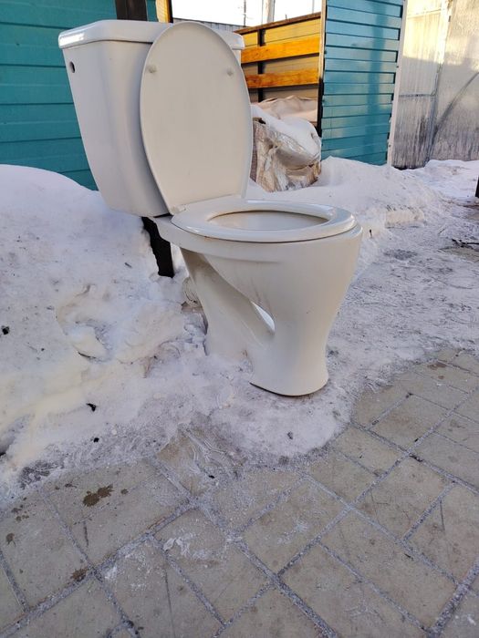 Продам унитаз с бочком