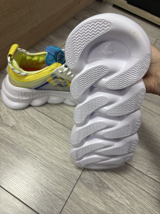 Versace chain reaction