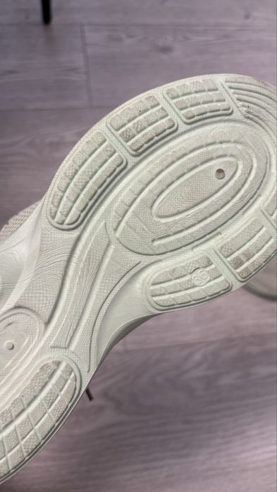 Продам кроссовки