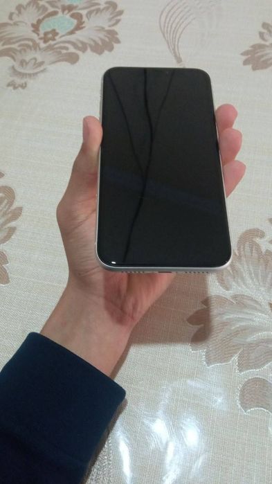 Iphone 11 sotiladi rangi oq
