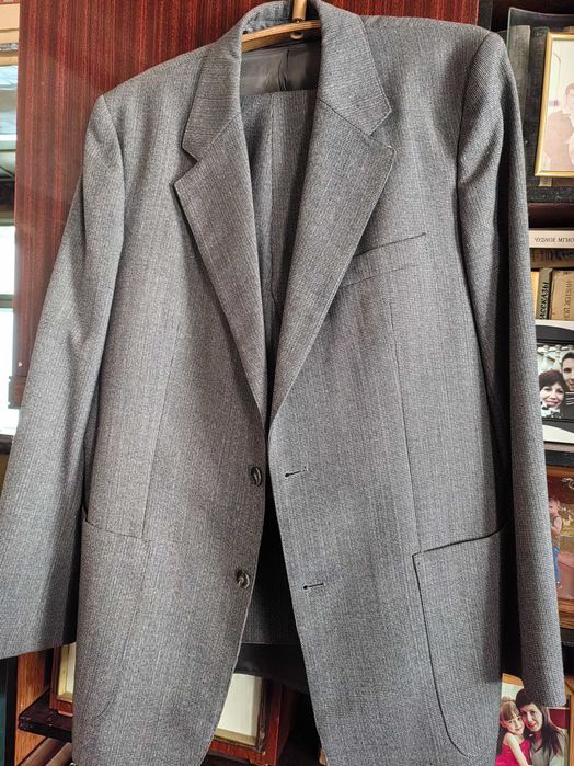 Мужские костюмы.