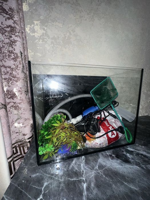 Продаётся полностью оборудованный аквариум.