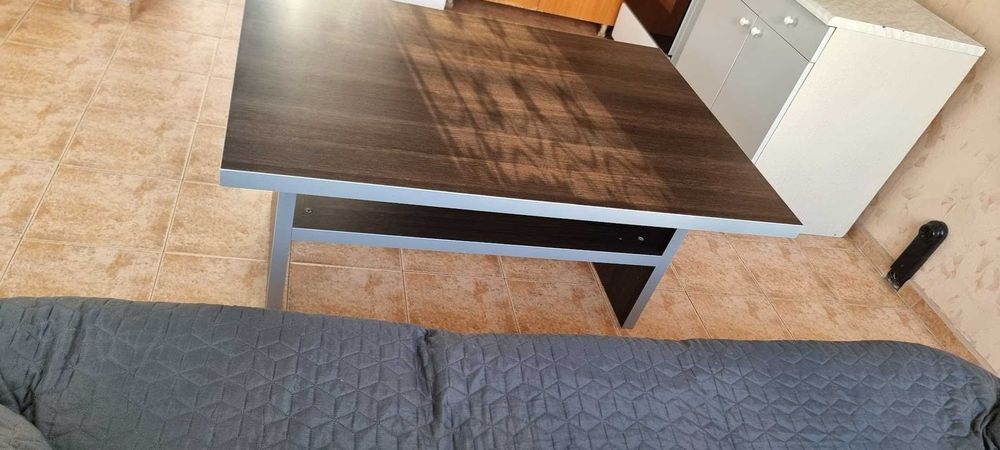 Продавам масивна холна маса в перфектно състояние 125/85/вис 55