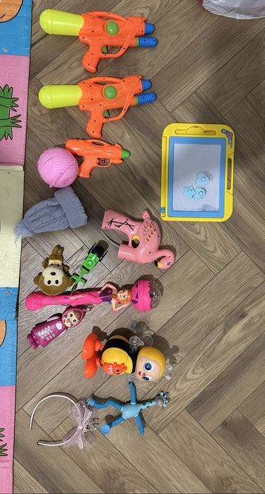 Игрушки для мальчиков и девочке