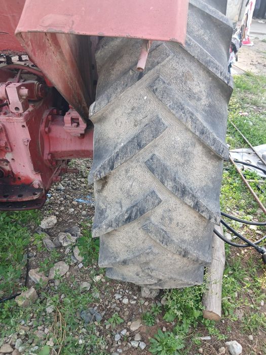 Vând tractor mai multe detalii la telefon