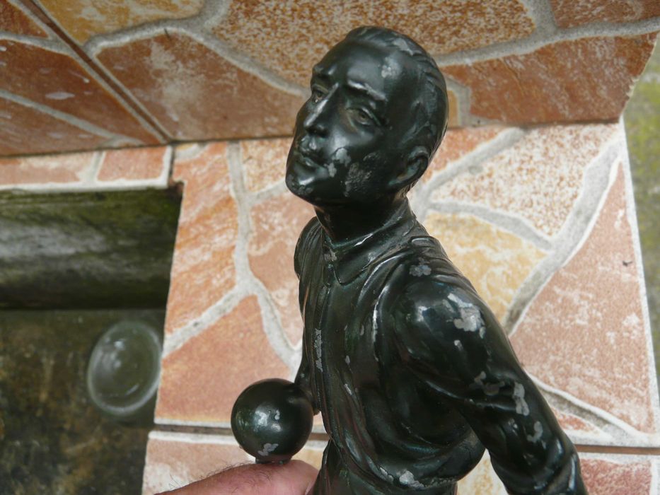 Стара метална фигура