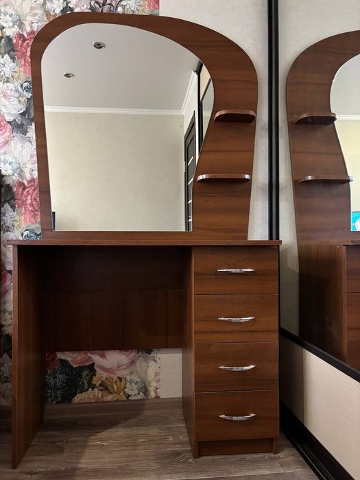 Продам  отличный трельяж