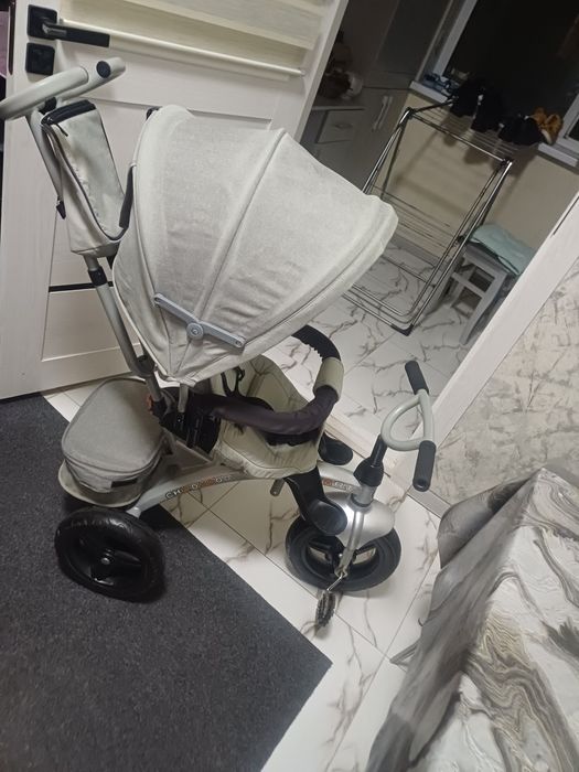 Продаётся фирменный велоколяска