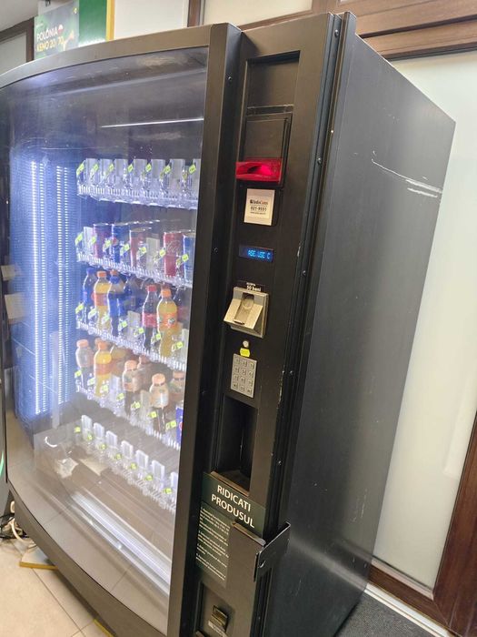 Aparat de bauturi vending cu lift