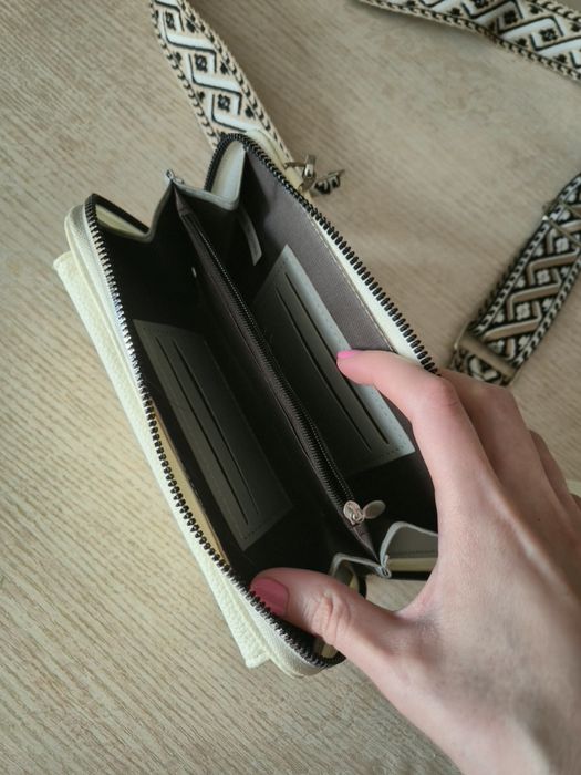 Бяла чанта тип портфейл