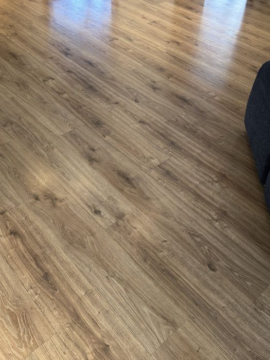 Ламинат  хороший, без дефектов