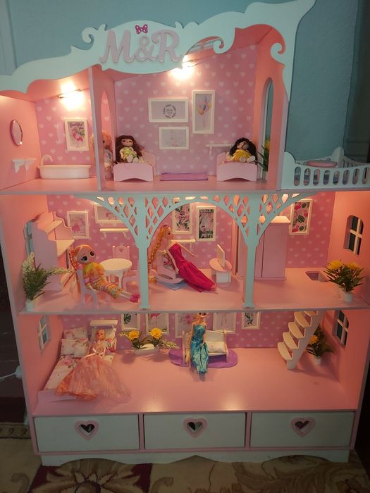 Куколный домик  в хорошем состояные