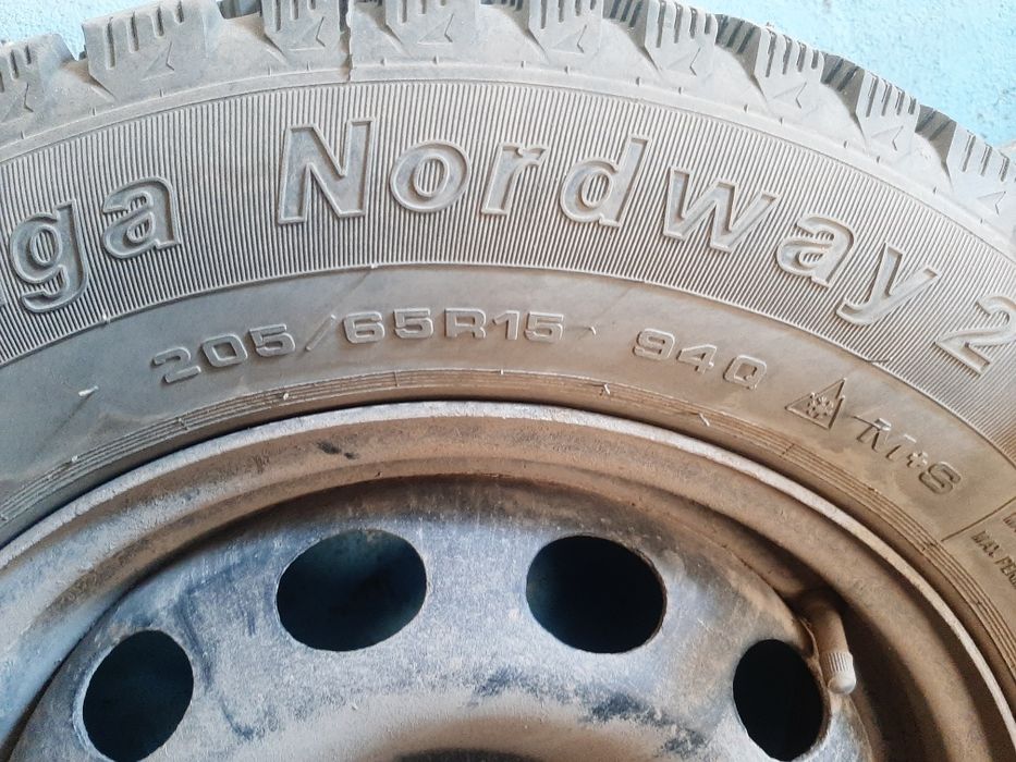 Продам комплект зимней резины с дисками