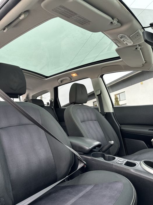 Nissan Qashqai 7 locuri panoramic.