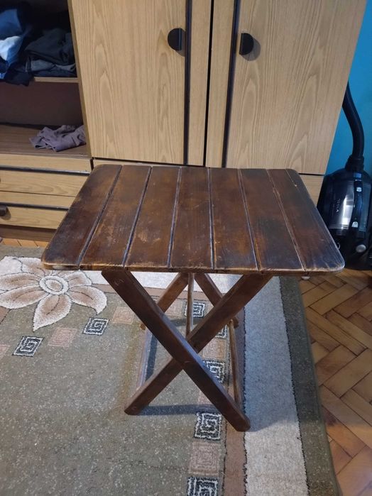 Продавам дървена туристическа сгъваема масичка