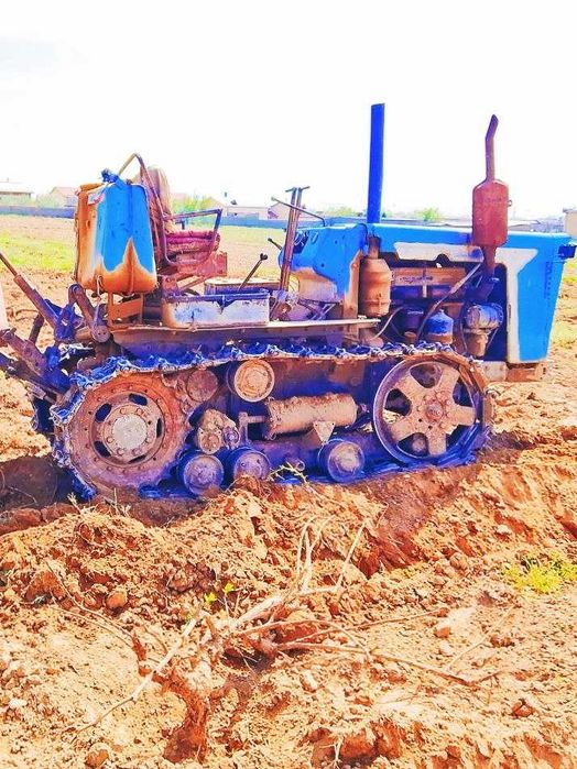 КД-35 gusenichniy traktor + plug