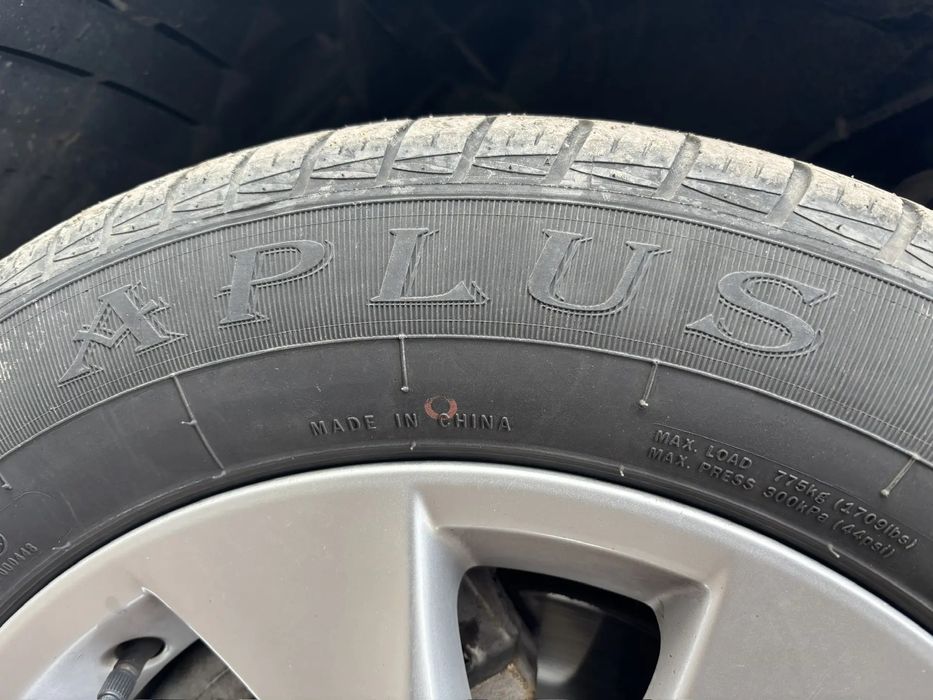 Продам комплект шин с дисками