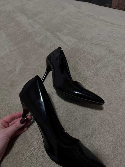 Обувки на висок ток