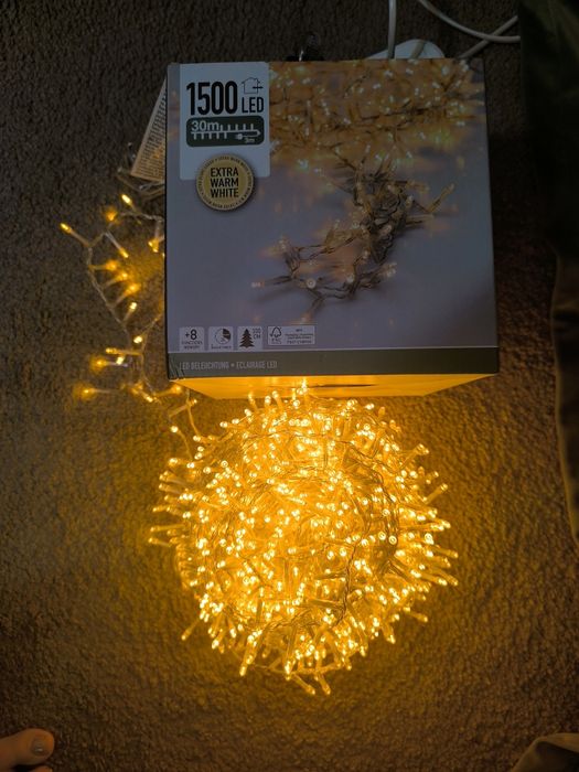 Instalație cu lumină caldă (1500 led-uri - 30 m)