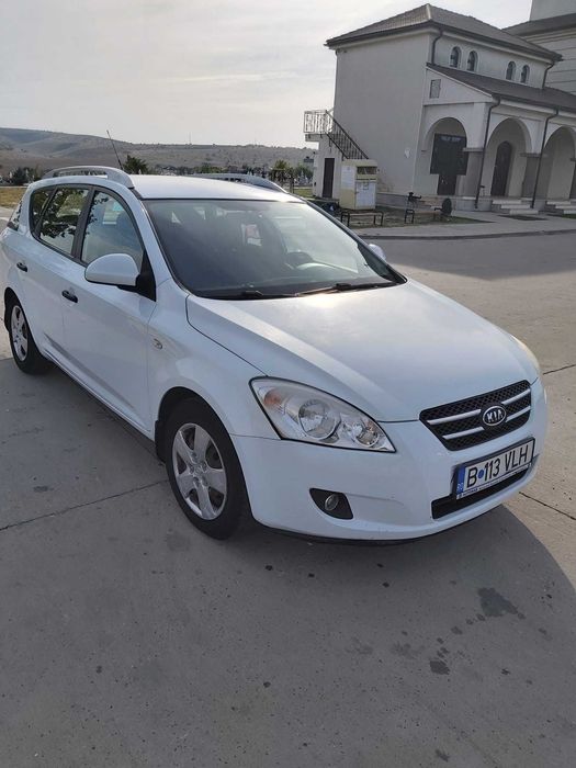 Vând Kia Ceed Break 1.6 benzină, an 2008, 2789 euro.