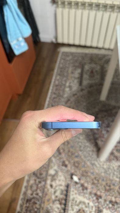 Продам iphone 13, состояние среднее.