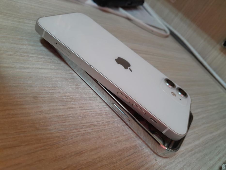 Vand Iphone 12 alb in stare foarte buna