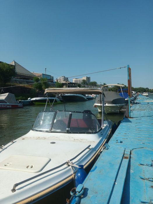Barca cu motor si peridoc