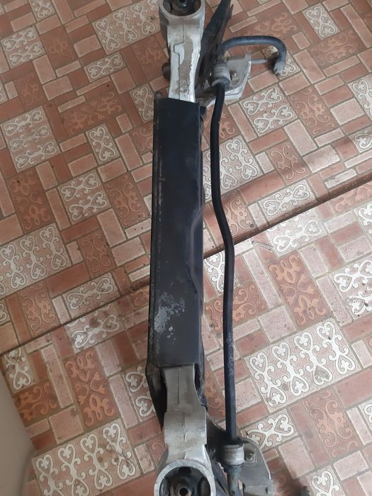 Преден мост Golf 4 и носачи без грам ръжда напълно здрав