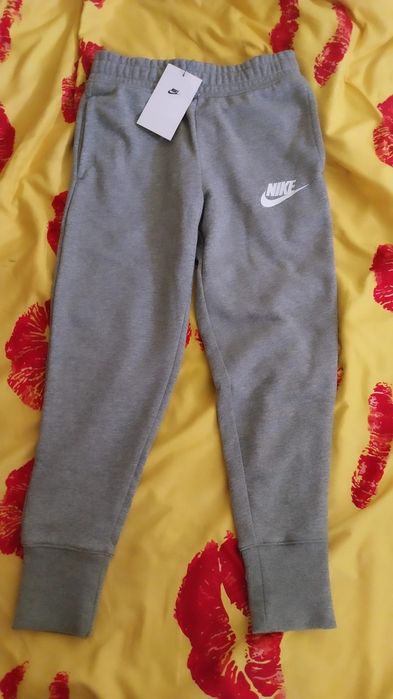 Pantaloni nike cu eticheta