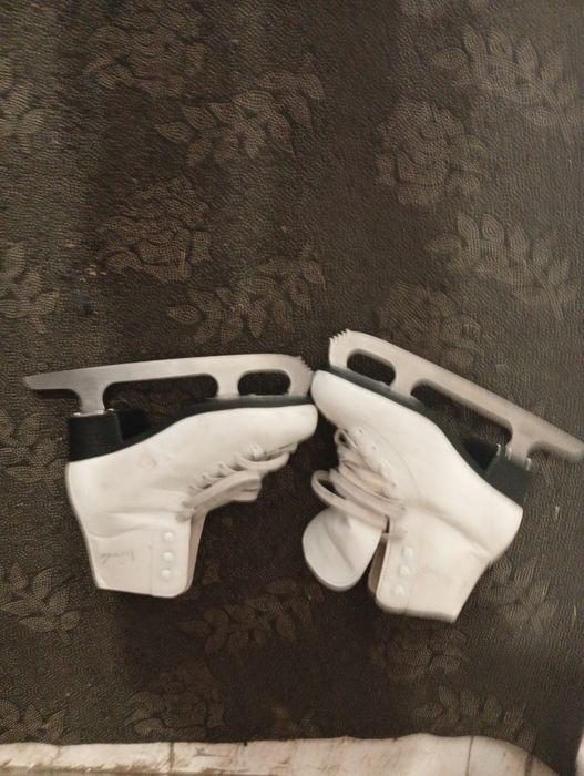 Продам коньки для фигурного катания состояние очень хорошее