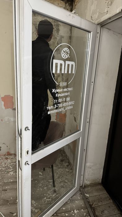 Продам пластиковую дверь