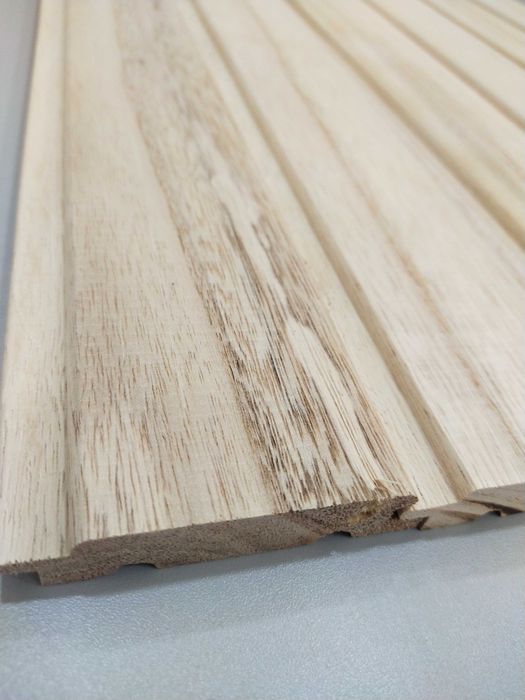 Доски из древесины дерева павловнии.