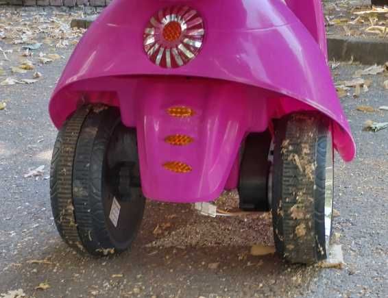 Scuter electric (jucărie) pentru copii cu vârsta între 3 și 6 ani