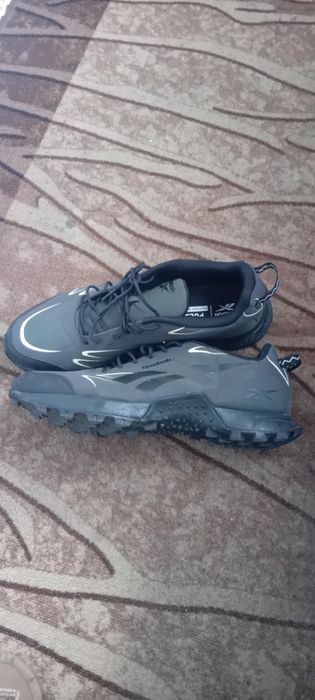 Продавам туристически обувки Reebok46номер