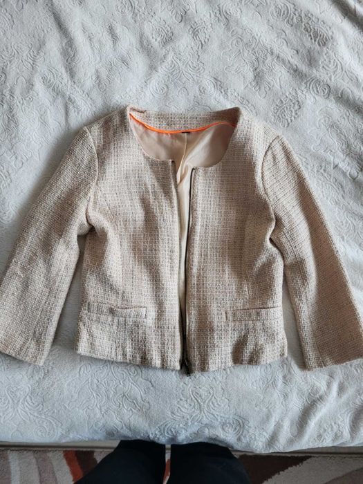 Бежово сако с блестящи нишки