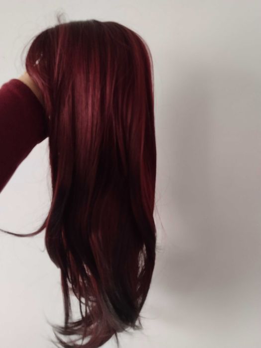 Червена перуки с бретон, само за 15€ всяка.